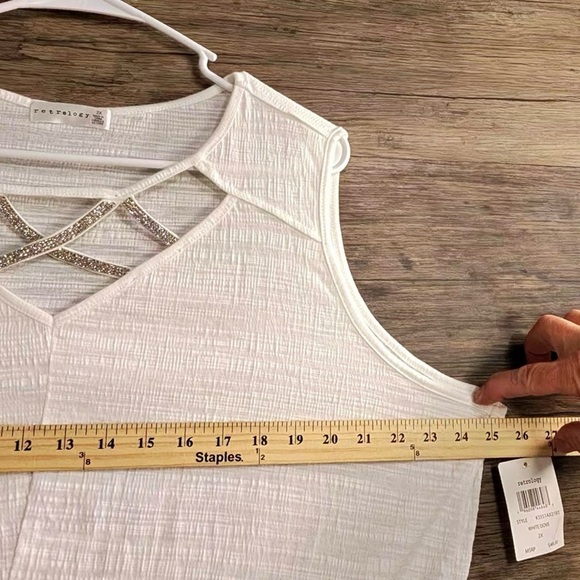 Retrology Elegant White Sleeveless Tank Top with Cutout Design - Picture 5 of 9